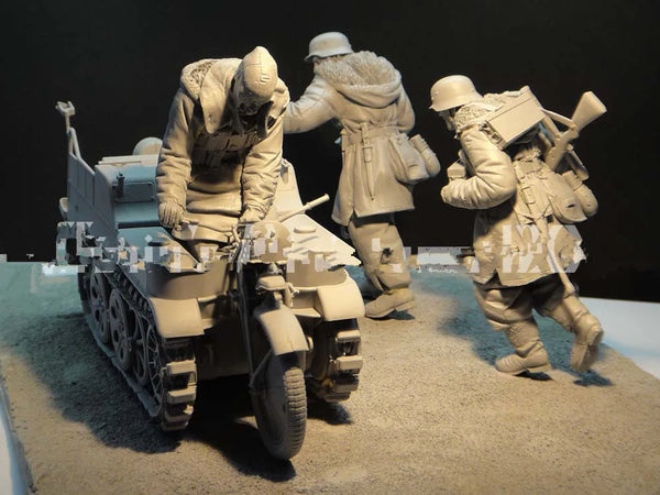 1/16 WWII German Soldiers with Vehicles, 3 Figures, Resin Model Figure Kit, Unassembled and Unpainted