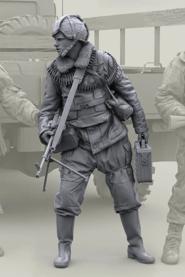1/16 Modern Soviet Officer in Winter Greatcoat with Gas Mask, Resin Model Figure Kit, Unassembled and Unpainted