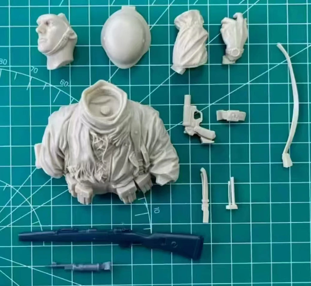 1/10 WWI German Infantry with Pickelhaube and Rifle, Resin Model Bust Kit, Unassembled and Unpainted