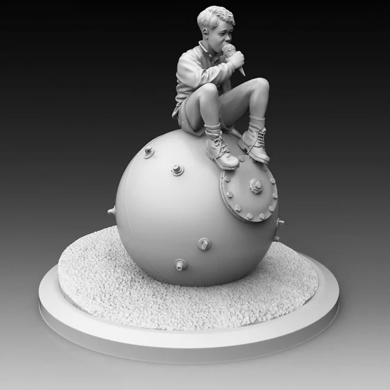 1/35 Boy with Ice Cream, Resin Model Figure Kit, Historical Theme, Unassembled and Unpainted