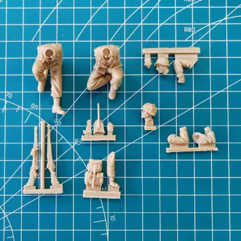 1/35 WWII US Tank Crew with Rations, 2 Figures, Resin Model Figure Kit, Unassembled and Unpainted