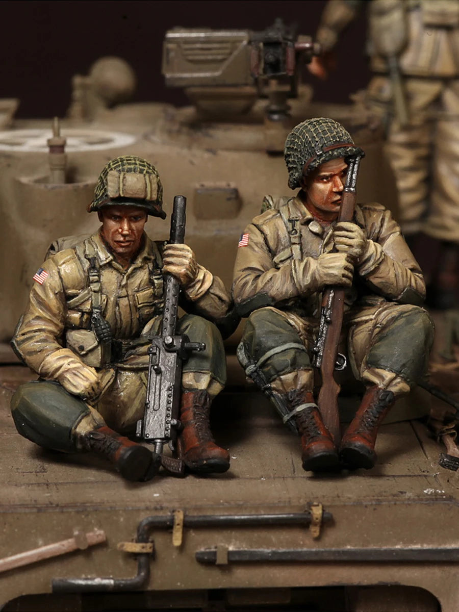 1/35 WWII Allied Combat Team, 2 Figures, Resin Model Figure Kit, Unassembled and Unpainted