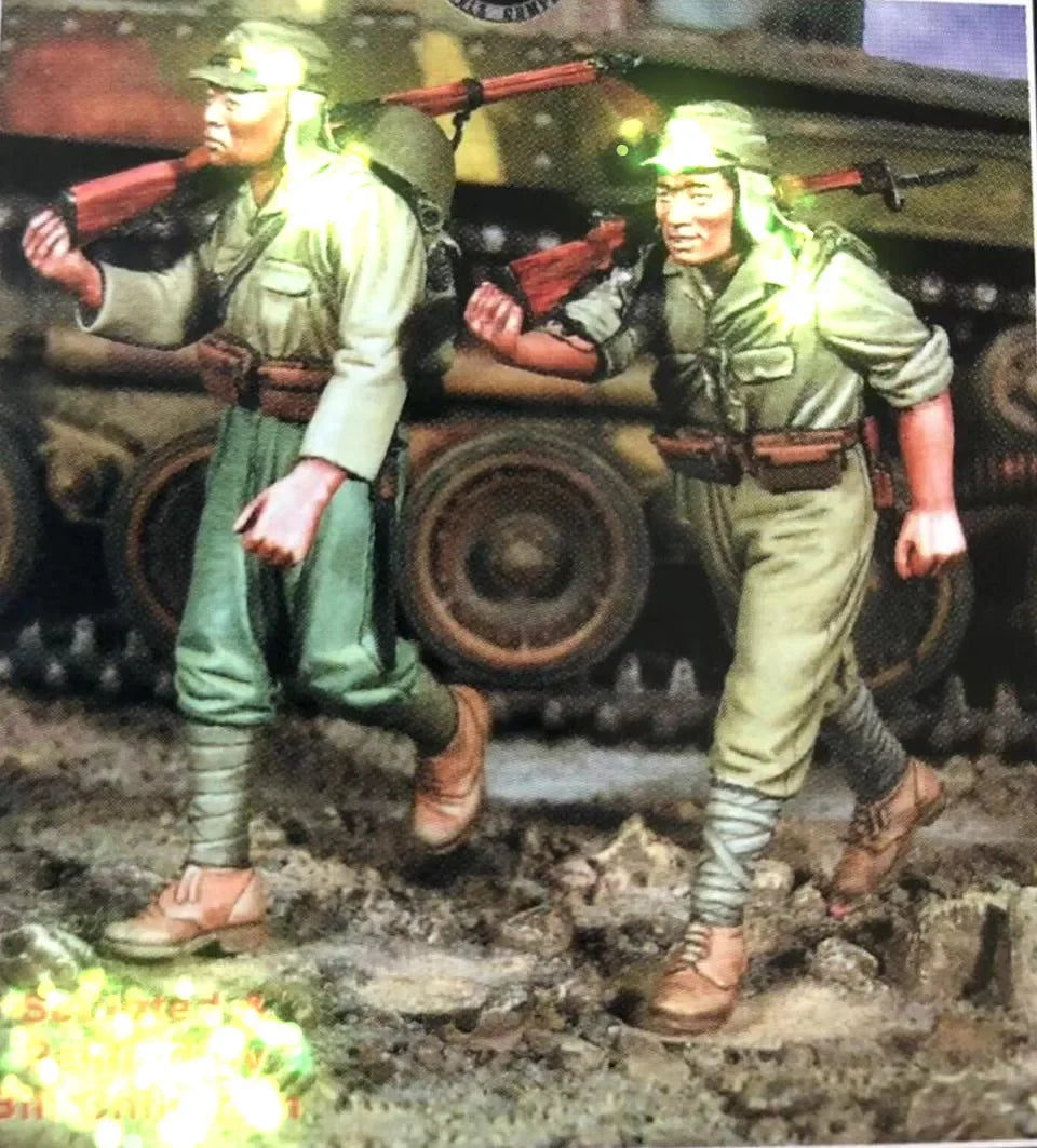 1/35 WWII Soviet Infantry Advancing, 2 Figures, Resin Model Figure Kit, Unassembled and Unpainted