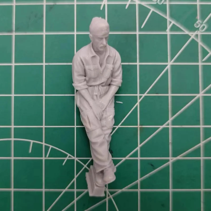 1/35 WWII Italian Vehicle Crew, Resin Model Figure Kit, Unassembled and Unpainted