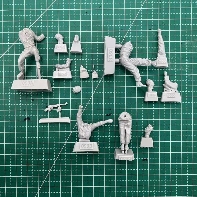 1/35 WWII Soviet T-34 Tank Crew, 3 Figures, Resin Model Figure Kit, Unassembled and Unpainted
