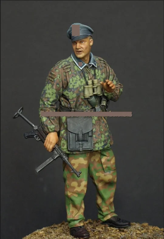 1/16 WWII German Infantry in Splinter Camo with Rifles, Resin Model Figure Kit, Unassembled and Unpainted