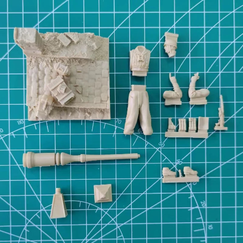 1/35 WWII German Soldier Winter Urban Combat, Resin Model Figure Kit, Unassembled and Unpainted