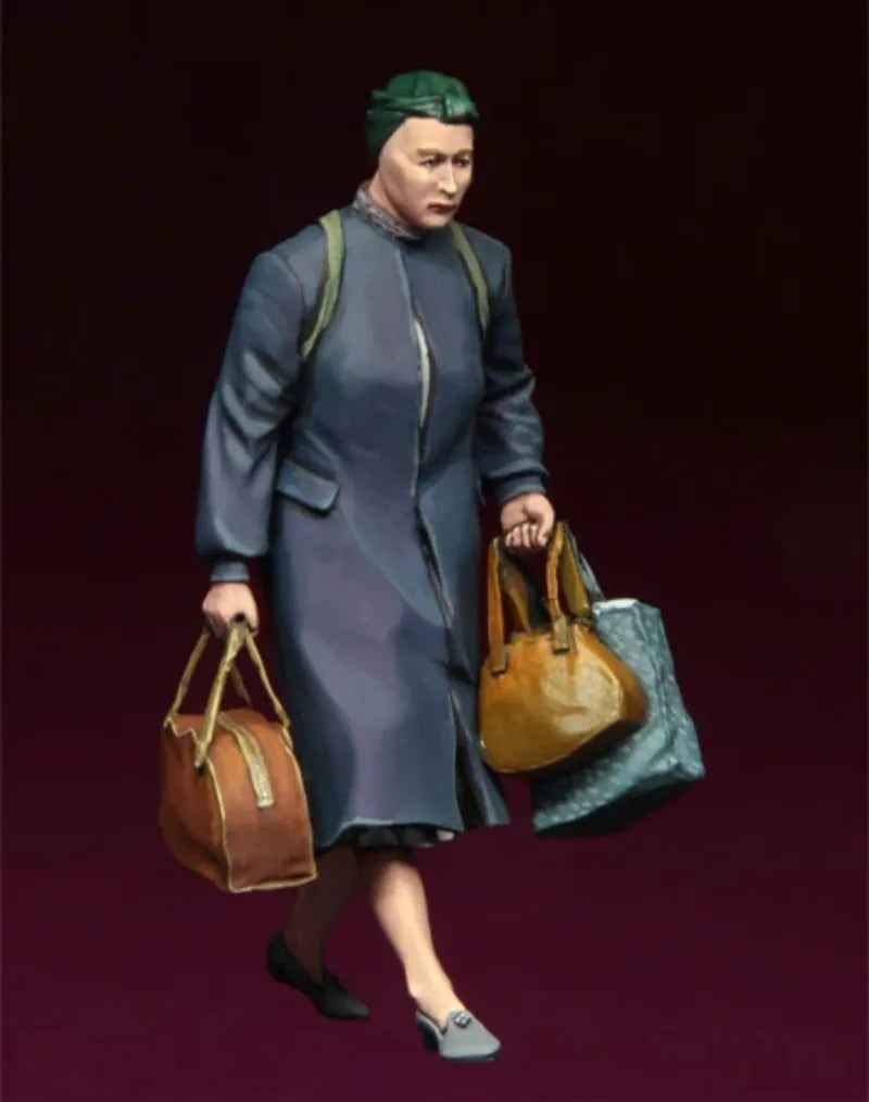 1/35 WWII Female Refugees with Luggage, 4 Figures, Resin Model Figure Kit, Unassembled and Unpainted