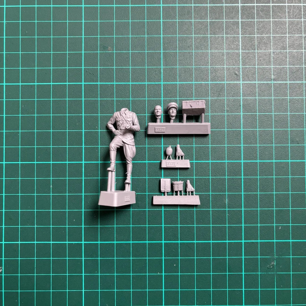 1/35 Cold War Soviet Red Army Colonel, Resin Model Figure Kit, Unassembled and Unpainted