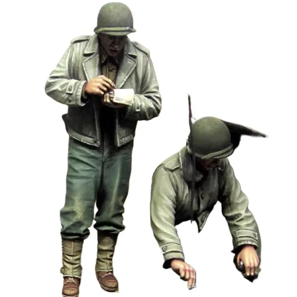 1/35 WWII US Soldier Reading Map with Crawling Rifleman, 2 Figures, Resin Model Figure Kit, Unassembled and Unpainted