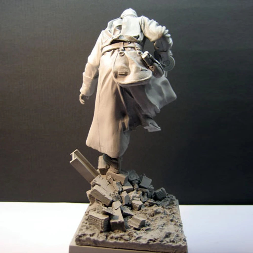1/16 WWII German MG42 Gunner in Greatcoat, Resin Model Figure Kit, Unassembled and Unpainted