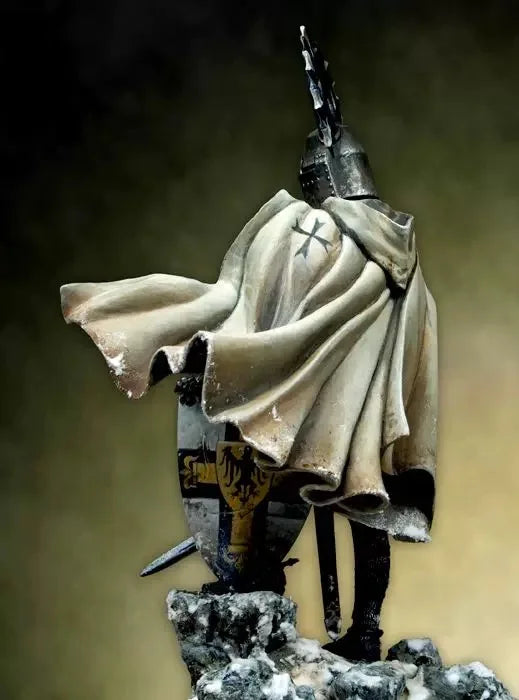 1/18 Knight with Winged Crown, Resin Model Figure Kit, Fantasy Theme, Unassembled and Unpainted