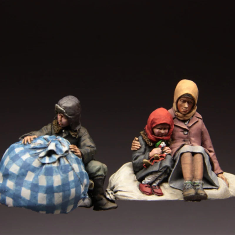 1/35 WWII Refugee Scene, 7 Figures, Resin Model Figure Kit, Unassembled and Unpainted