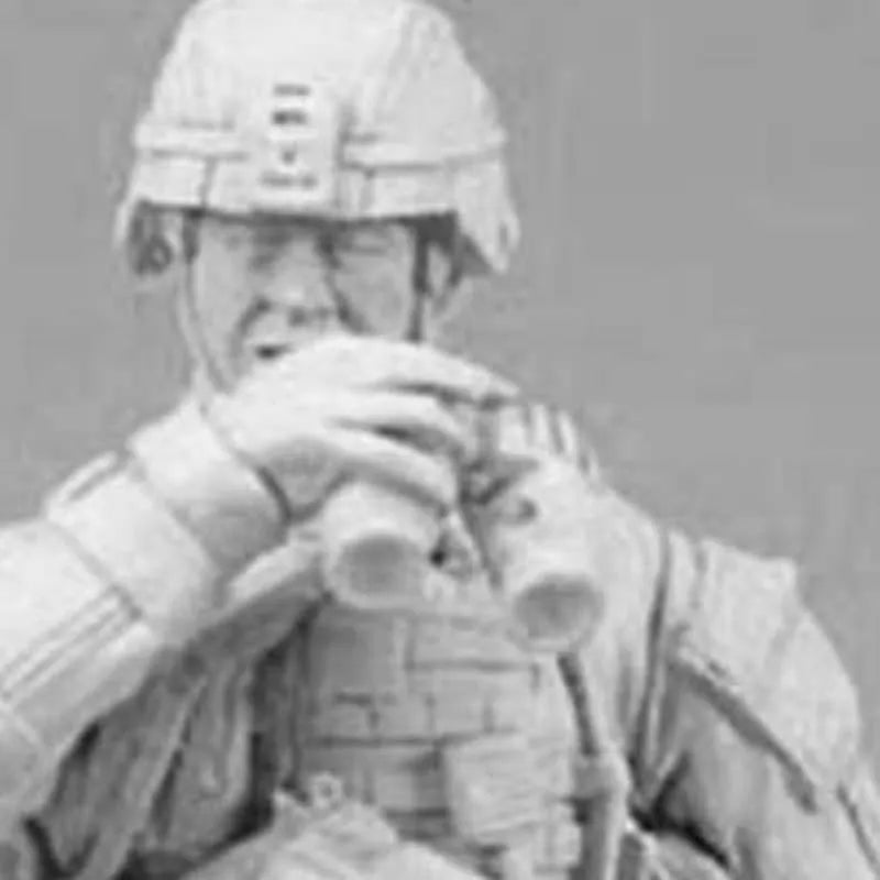 1/35 Modern Soldier Adjusting Tactical Gear, Resin Model Figure Kit, Unassembled and Unpainted
