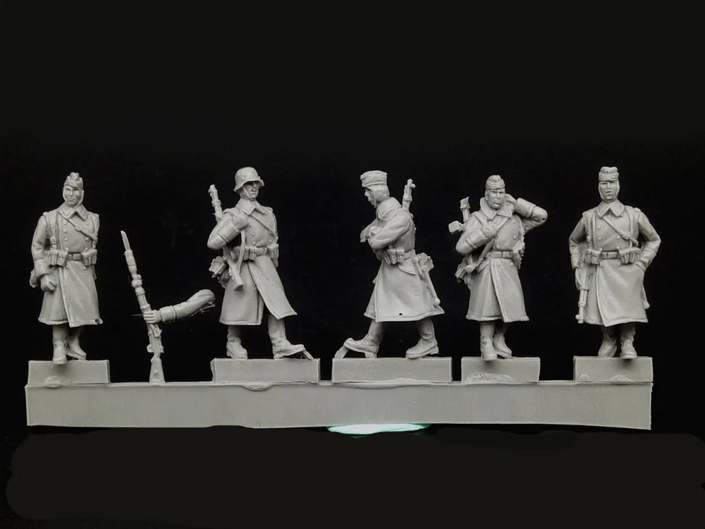 1/72 WWII Winter Soldiers Marching, 5 Figures, Resin Model Figure Kit, Unassembled and Unpainted