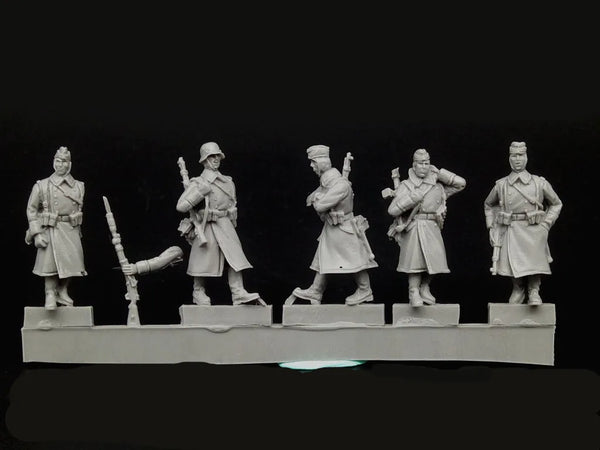 1/72 WWII Winter Soldiers Marching, 5 Figures, Resin Model Figure Kit, Unassembled and Unpainted