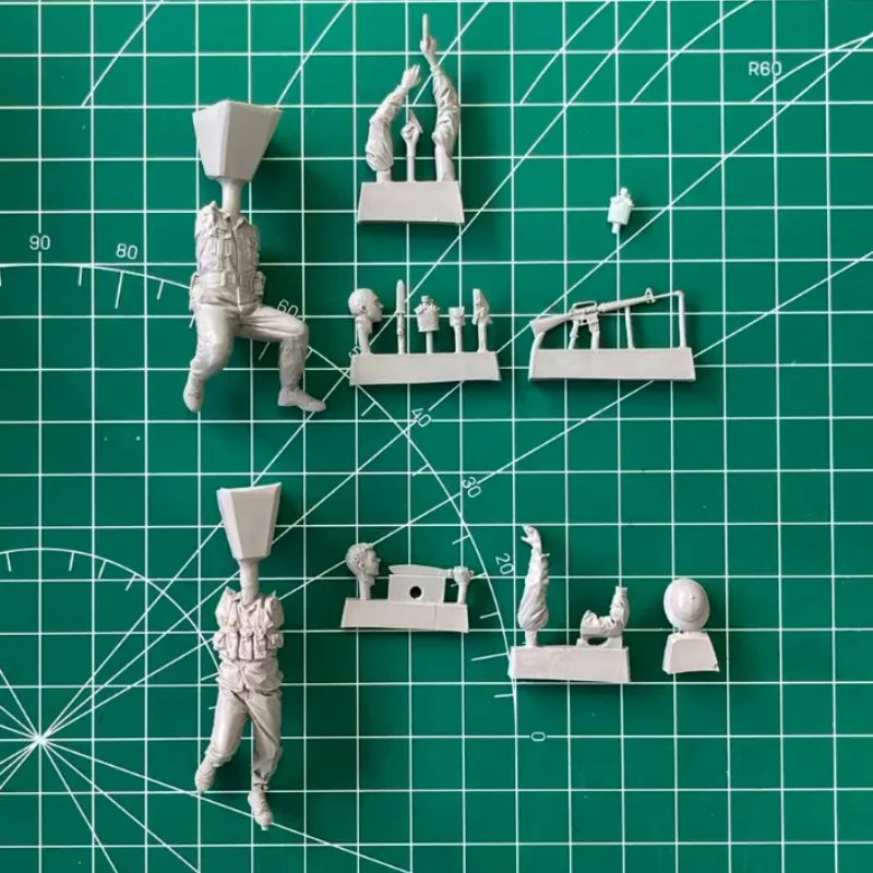 1/35 Vietnam War US Soldier, 2 Figures, Resin Model Figure Kit, Unassembled and Unpainted