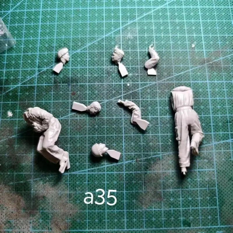 1/35 WWII European Soldiers, 6 Figures, Resin Model Figure Kit, Unassembled and Unpainted
