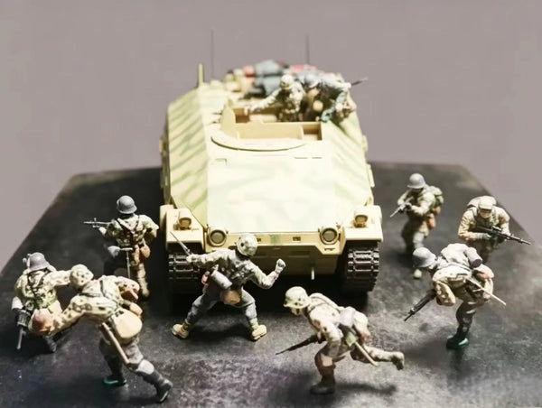 1/35 Modern Soldiers with Armored Personnel Carriers, 8 Figures, Resin Model Figure Kit, Unassembled and Unpainted