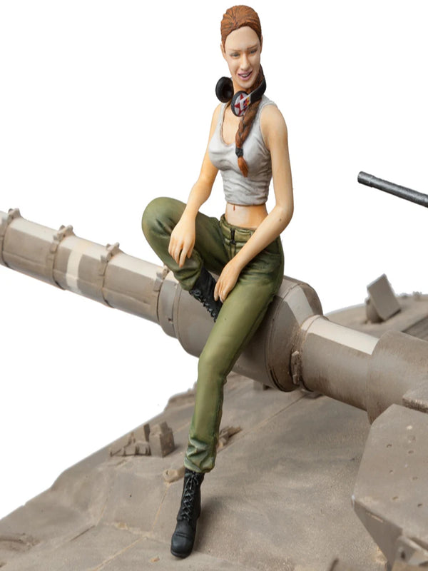 1/16 WWII Female Tank Crew Soldier, Resin Model Figure Kit, Unassembled and Unpainted