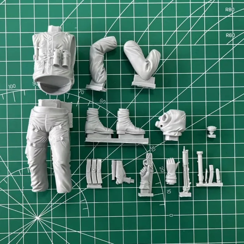 1/16 Modern SAS Operator in Balaclava Advancing with Rifle, Resin Model Figure Kit, Unassembled and Unpainted