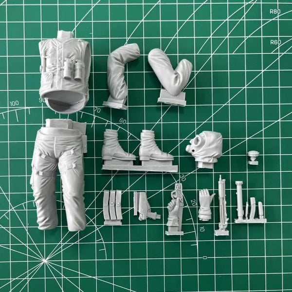 1/16 Modern SAS Operator in Balaclava Advancing with Rifle, Resin Model Figure Kit, Unassembled and Unpainted