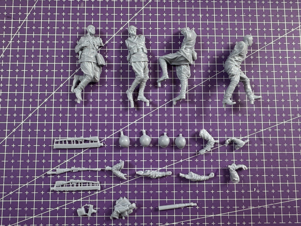 1/35 Modern Infantry Prone with Rifles, 4 Figures, Resin Model Figure Kit, Unassembled and Unpainted
