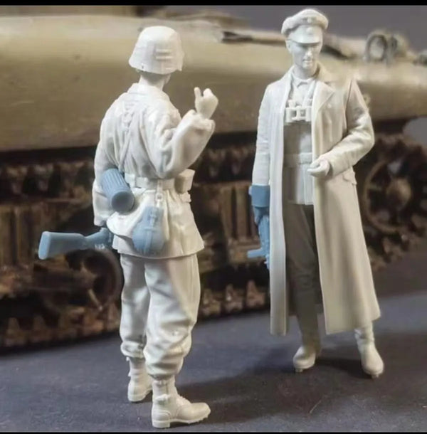 1/35 WWI German Soldiers with Officer in Greatcoat, 2 Figures, Resin Model Figure Kit, Unassembled and Unpainted