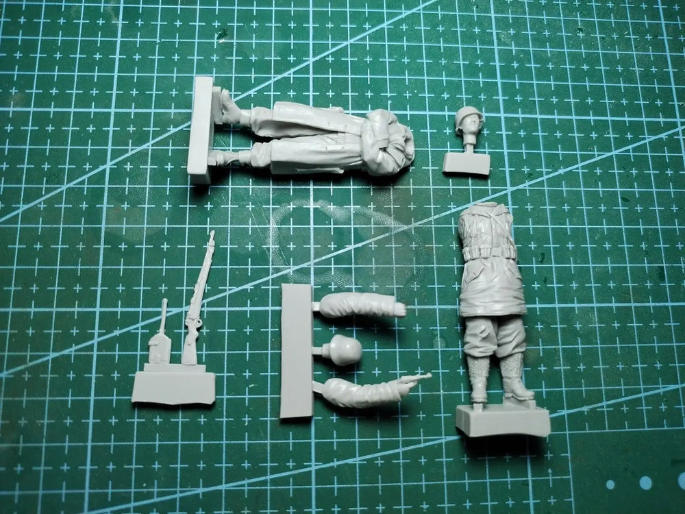 1/35 WWII German Officers with Map and Binoculars, 4 Figures, Resin Model Figure Kit, Unassembled and Unpainted