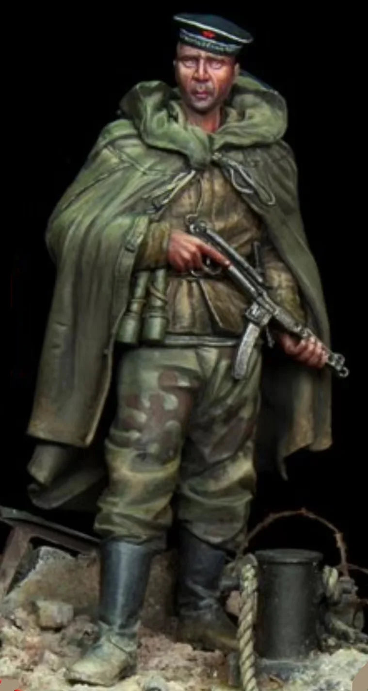 1/24 WWII Soviet Soldier in Greatcoat with Rifle, Resin Model Figure Kit, Unassembled and Unpainted