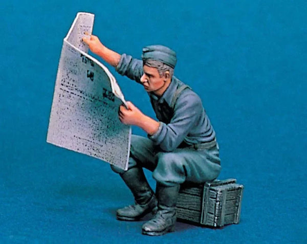 1/35 WWII German Soldier Reading Map Crouched Pose, Resin Model Figure Kit, Unassembled and Unpainted