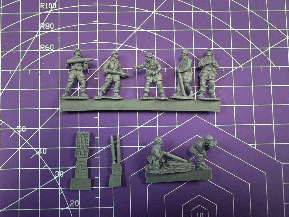 1/72 WWII Infantry Supply Team, 6 Figures, Resin Model Figure Kit, Unassembled and Unpainted