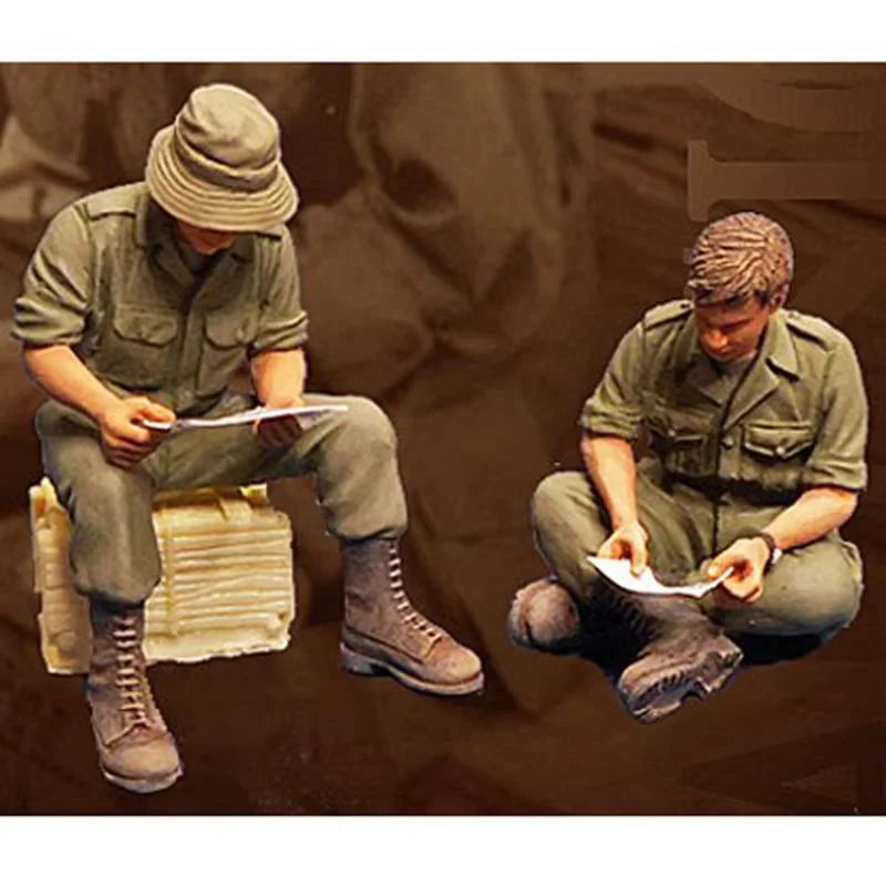 1/35 WWII Australian Soldier Reading Letter, Resin Model Figure Kit, Unassembled and Unpainted