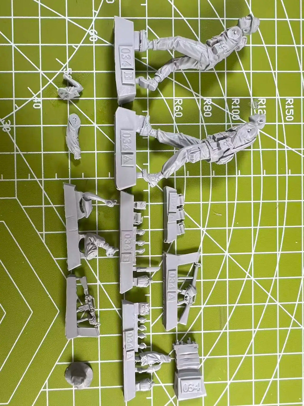 1/35 Modern US Colonial Infantry Advancing with Pith Helmets, 2 Figures, Resin Model Figure Kit, Unassembled and Unpainted