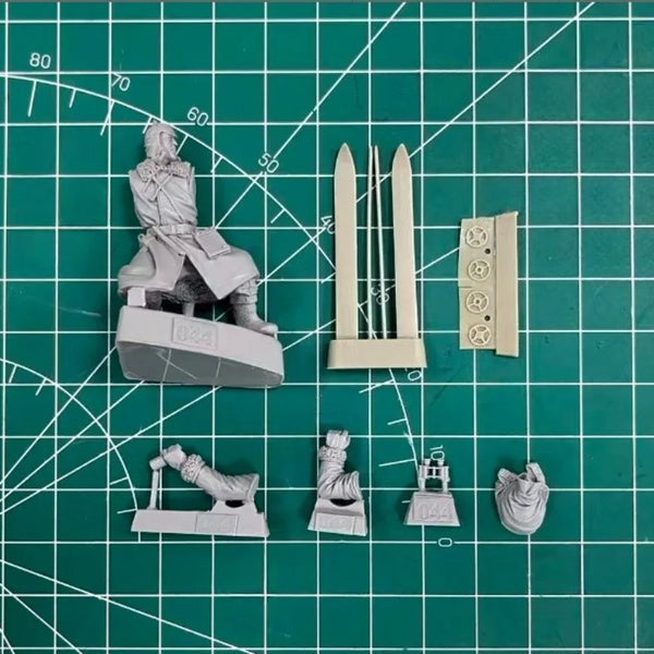 1/35 WWII Soviet Winter War Commander on Skis, Resin Model Figure Kit, Unassembled and Unpainted