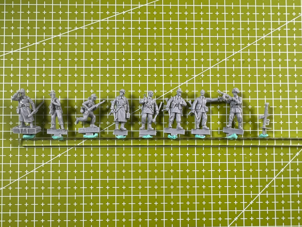 1/72 WWII German Infantry Squad with Rifles, 8 Figures, Resin Model Figure Kit, Military Theme, Unassembled and Unpainted