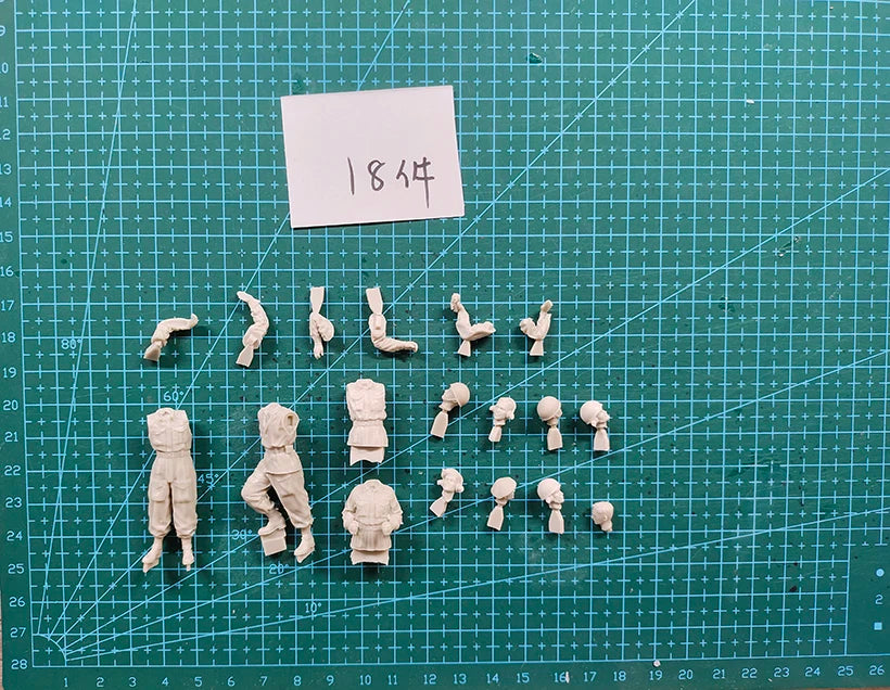 1/35 WWII British Tank Crew with Commander, 4 Figures, Resin Model Figure Kit, Unassembled and Unpainted