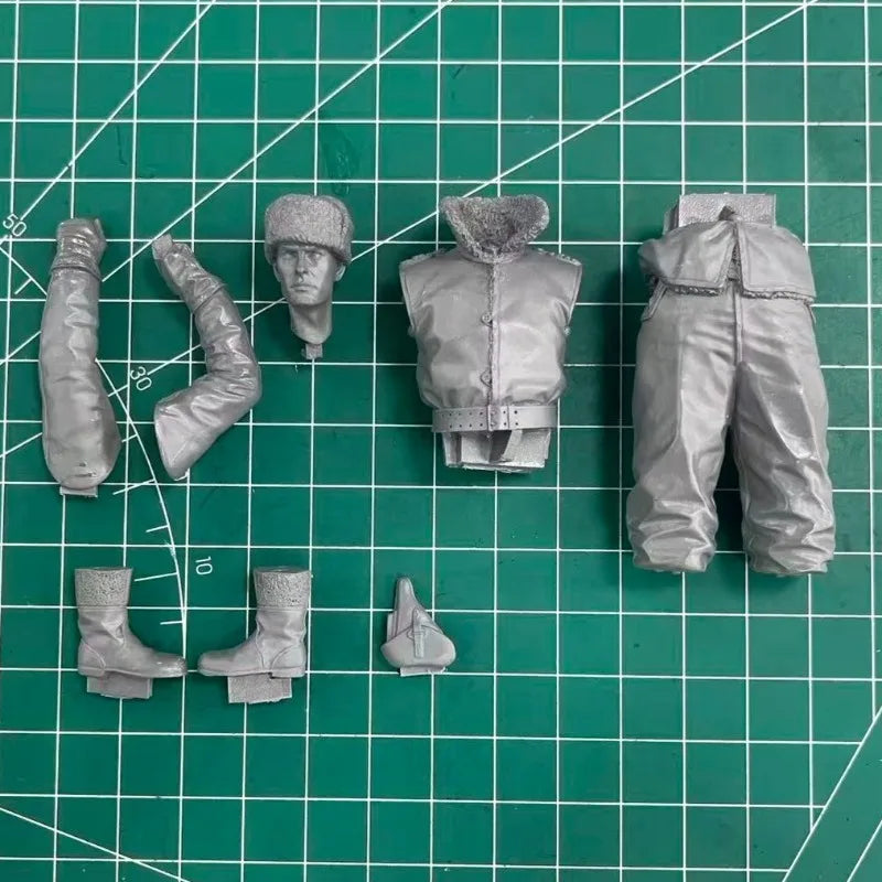 1/16 WWII German Officer in Papakha Hat, Resin Model Figure Kit, Unassembled and Unpainted