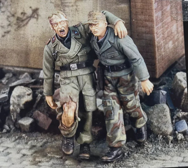 1/35 WWII German Infantry Assisting Wounded, 2 Figures, Resin Model Figure Kit, Unassembled and Unpainted