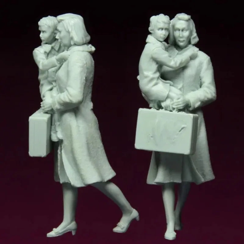 1/35 WWII Refugee Mothers with Children and Luggage, 2 Figures, Resin Model Figure Kit, Unassembled and Unpainted