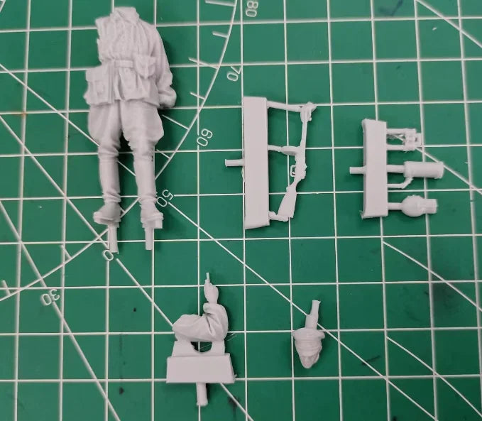 1/35 WWI Officer with Pipe and Rifle, Resin Model Figure Kit, Unassembled and Unpainted