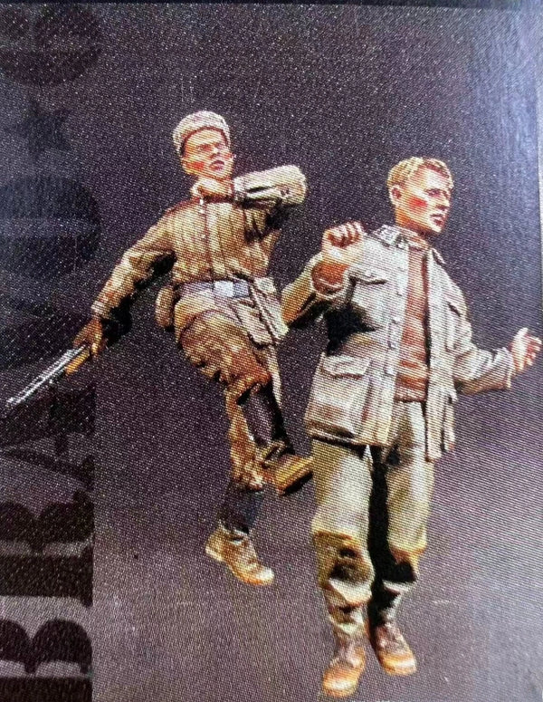 1/35 WWII German Combat Prisoners, 2 Figures, Resin Model Figure Kit, Unassembled and Unpainted