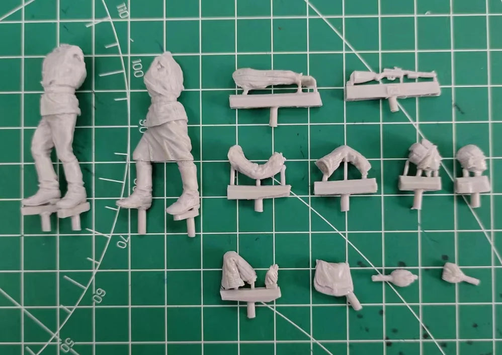 1/35 WWII Soviet Infantry Supporting Wounded, 2 Figures, Resin Model Figure Kit, Unassembled and Unpainted