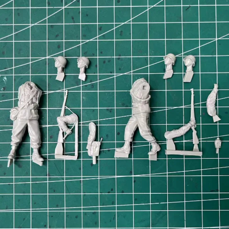 1/35 WWII US Army Soldier, 2 Figures, Resin Model Figure Kit, Unassembled and Unpainted