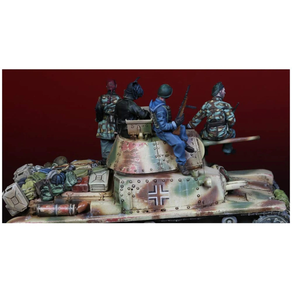 1/35 WWII Italian Tank Crew, 7 Figures, Resin Model Diorama Kit, Unassembled and Unpainted