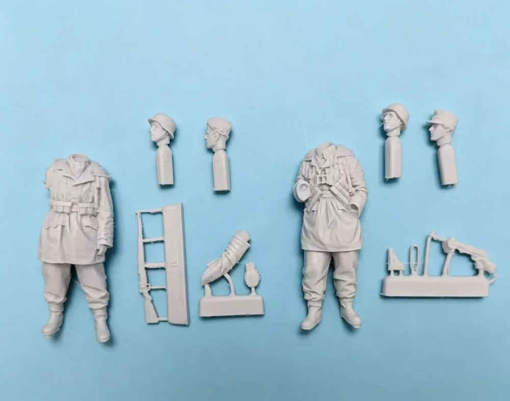 1/35 WWII German Winter Combat Pair with MP40, 2 Figures, Resin Model Figure Kit, Unassembled and Unpainted