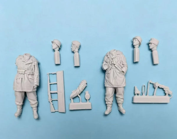 1/35 WWII German Winter Combat Pair with MP40, 2 Figures, Resin Model Figure Kit, Unassembled and Unpainted