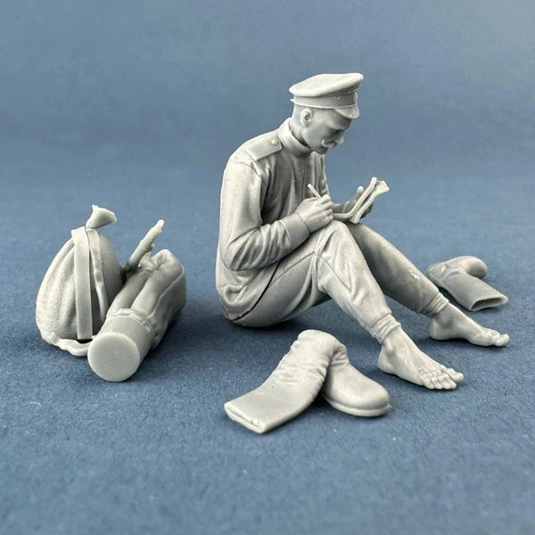 1/35 WWI Russian Soldier at Rest Reading Mail, Resin Model Figure Kit, Unassembled and Unpainted