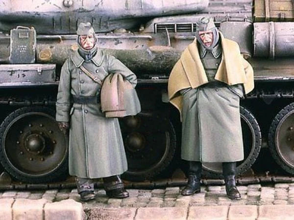 1/35 WWII German Officers in Greatcoats at Truck, 2 Figures, Resin Model Figure Kit, Unassembled and Unpainted