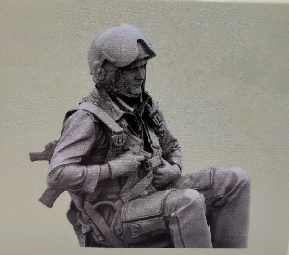 1/48 Modern Soldier Seated with Rifle, Resin Model Figure Kit, Unassembled and Unpainted